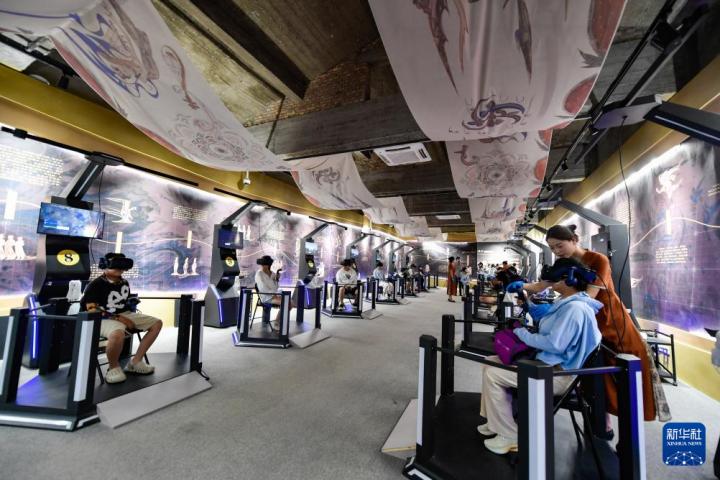 7月22日，游客線下體驗“尋境敦煌——數字敦煌沉浸展”。新華社記者 郎兵兵 攝</p>
<p>