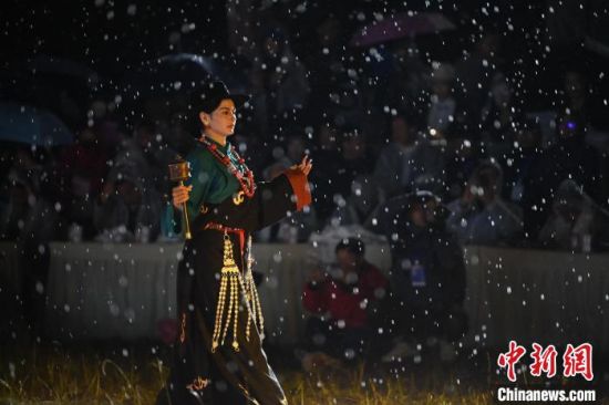 圖為2024年8月6日晚大賽現場模特進行比賽。李亞龍 攝