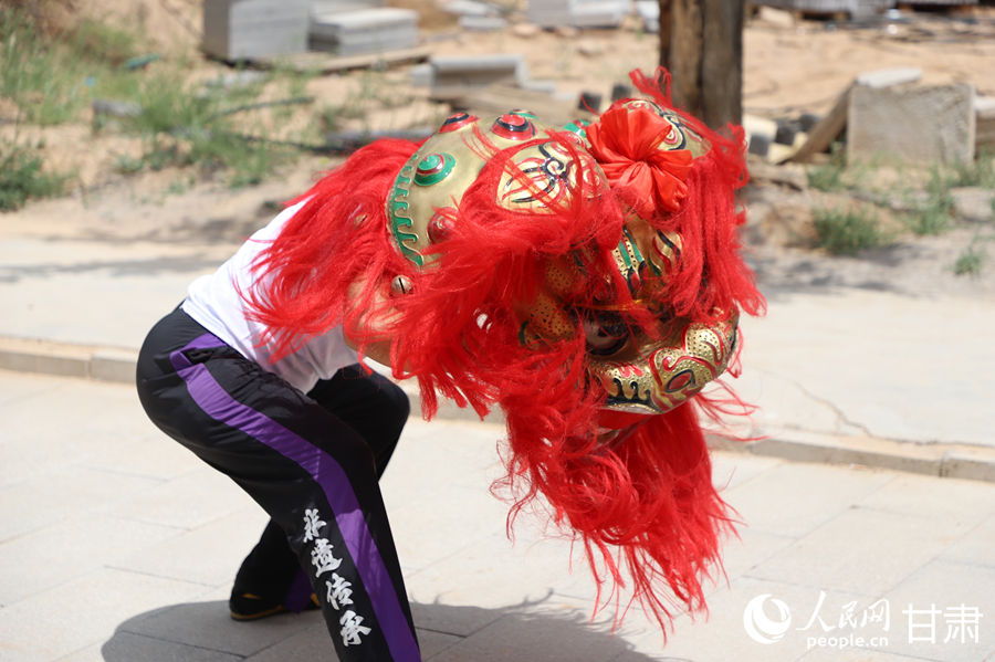 柴宗峰在桃林村展示蘭州北獅風(fēng)采。人民網(wǎng)記者 焦隆攝